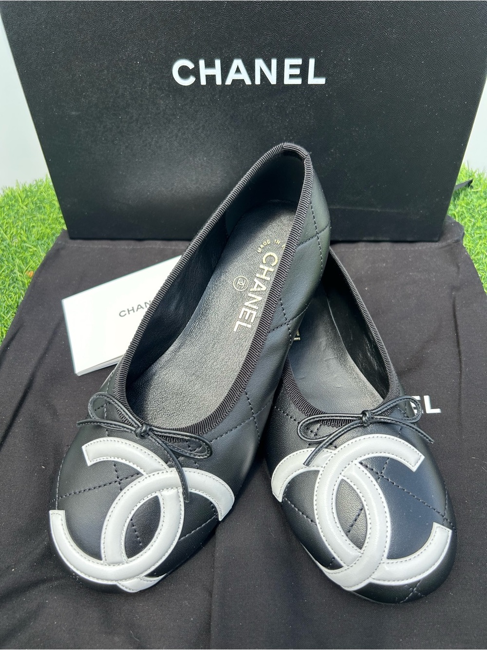 CHANEL CAMBON COCO BEACH 2026M BALLET FLATS BLACK LEATHER LARGE WHITE CC LOGO 38 - Picture 5 of 16